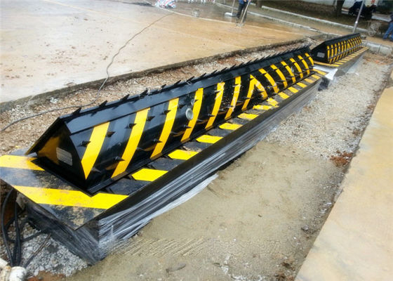 Voertuigcontrole Automatische Opgaande Elektro-Hydraulische Wegversperring met 70T Asbelasting PLC Besturing en Afstandsbediening